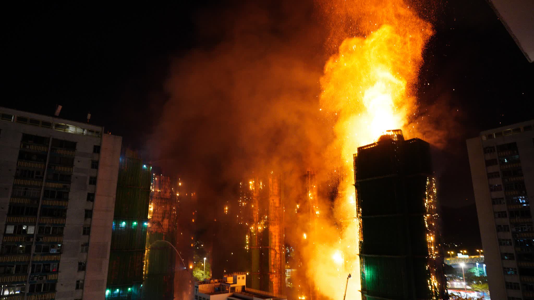 (Watch This) Tai Po No. 5 fire | Massive fire in Tai Po raised to Level 5 alarm