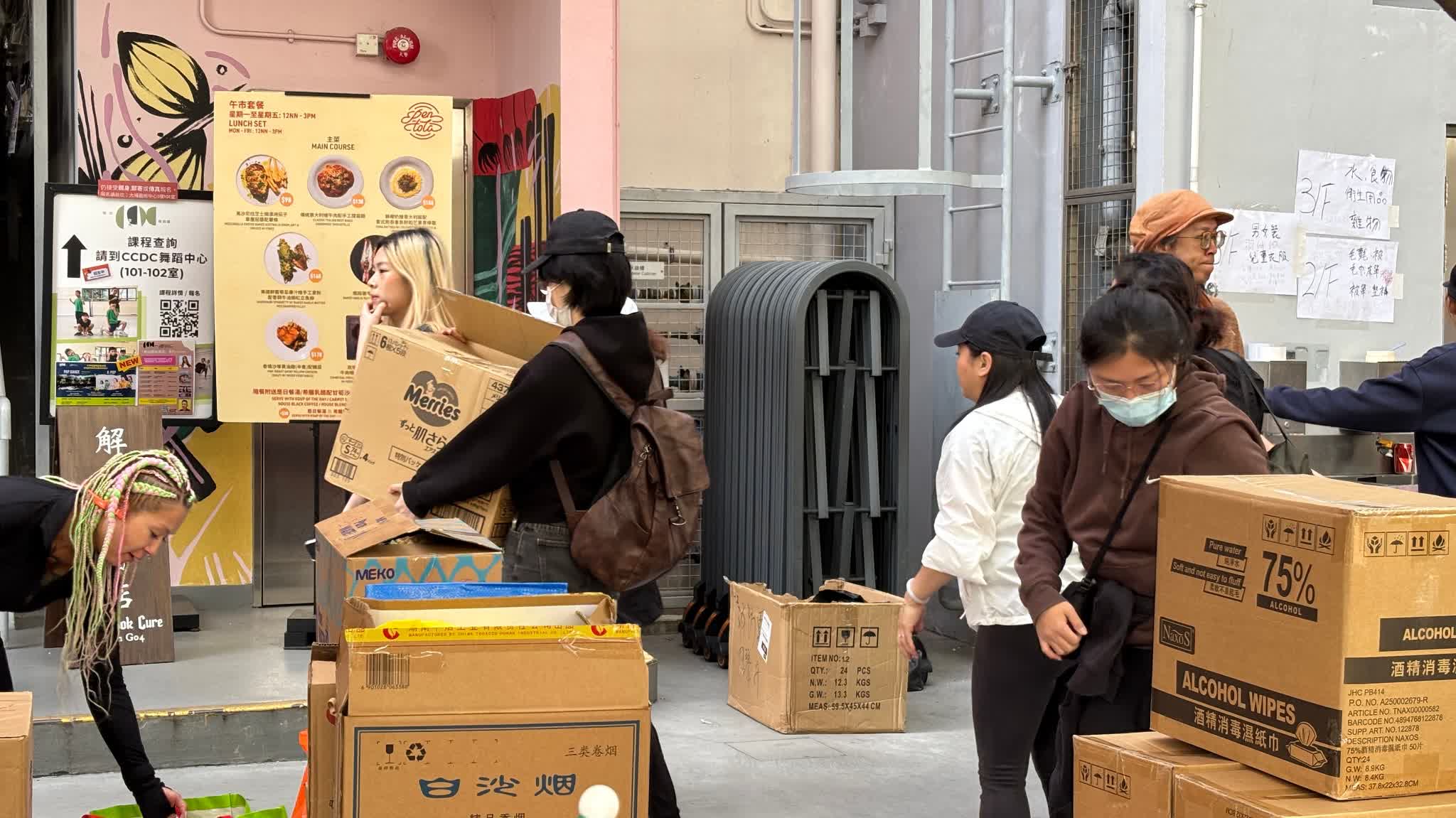 (Video) Wang Fuk Court No. 5 fire | Tai Po Arts Centre temporarily serves as relief supply warehouse