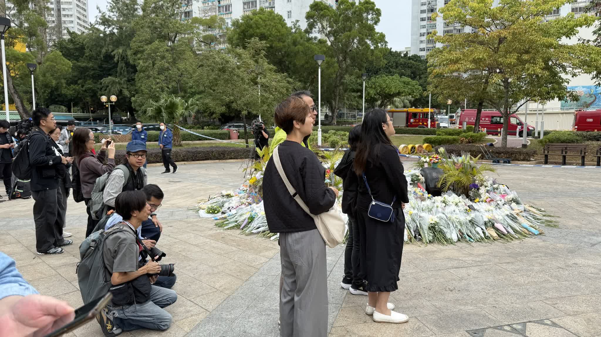 (Watch This) Wang Fuk Court No. 5 fires | Citizens continue to lay flowers in memory of the victims
