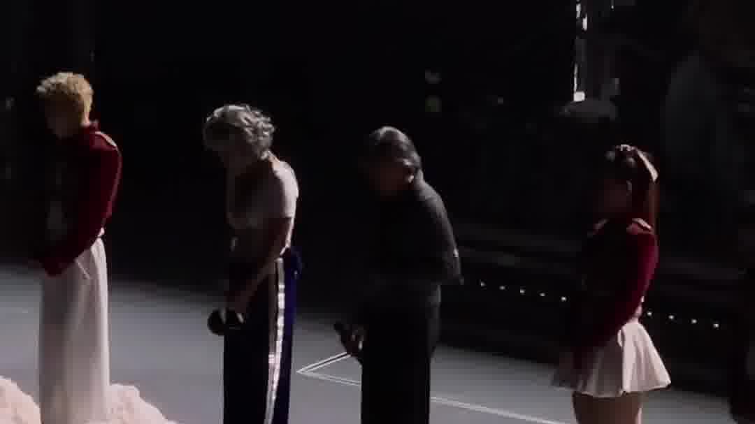 (Watch This) Wang Fuk Court No. 5 fires | George Lam and Sally Yeh's concert pauses for moment of silence