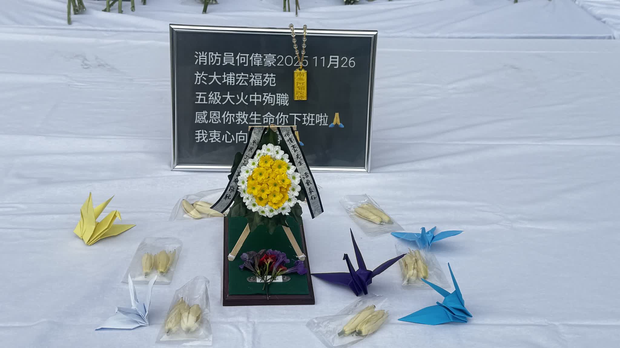 (Photos) Wang Fuk Court No. 5 fires | Mourners flock to Sha Tin Fire Station in tribute to firefighter Ho Wai-ho