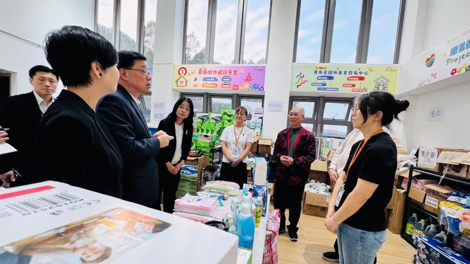 Wang Fuk Court No. 5 fires | CE visits transitional housing project to learn about immediate relief aid and living needs of affected residents