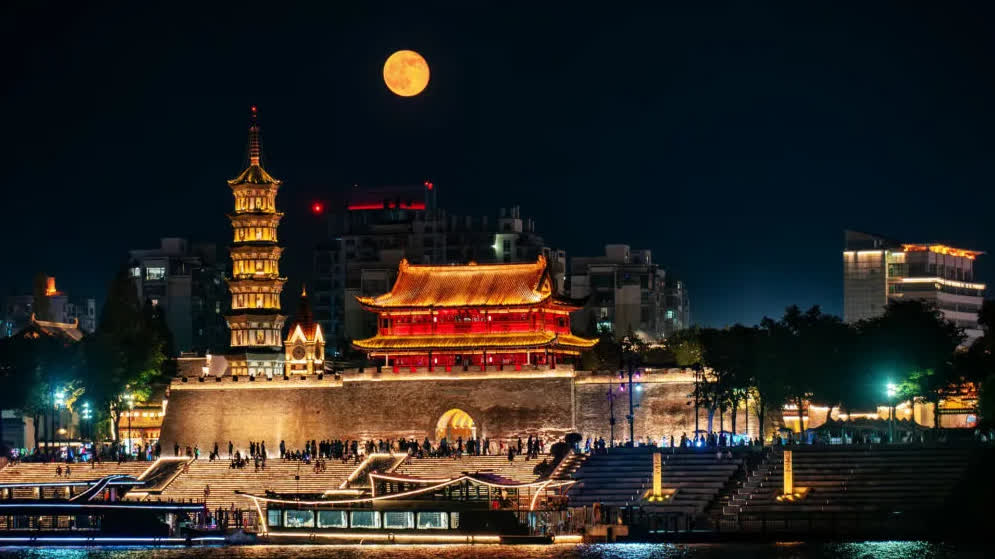 Catch December's spectacular 'supermoon' before it's gone!