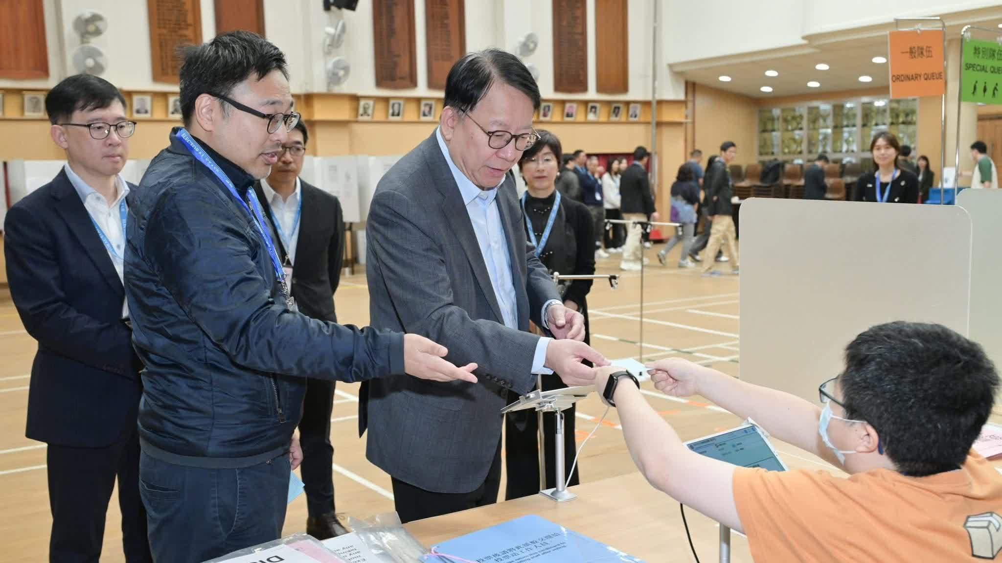 LegCo Election 2025 | Eric Chan inspects polling station preparations
