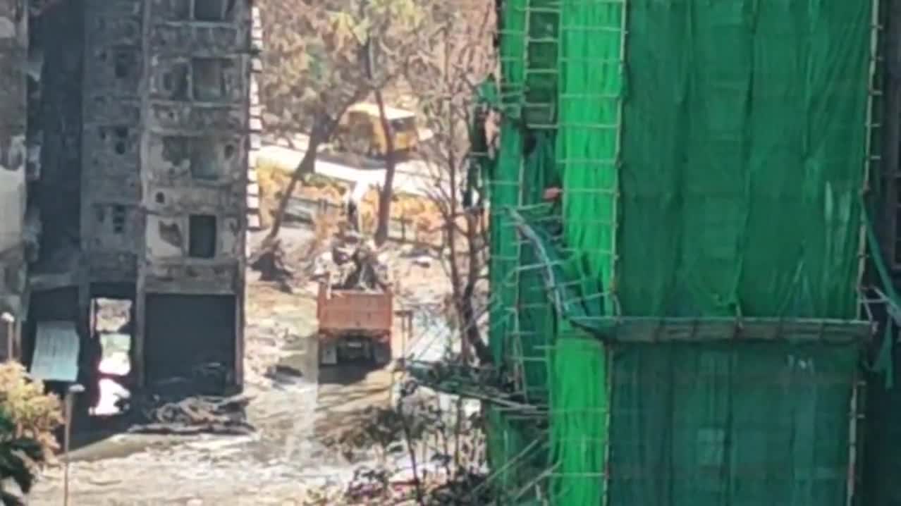 (Watch This) Wang Fuk Court fire | Housing Department begins dismantling scaffolding on three blocks with large crane trucks deployed