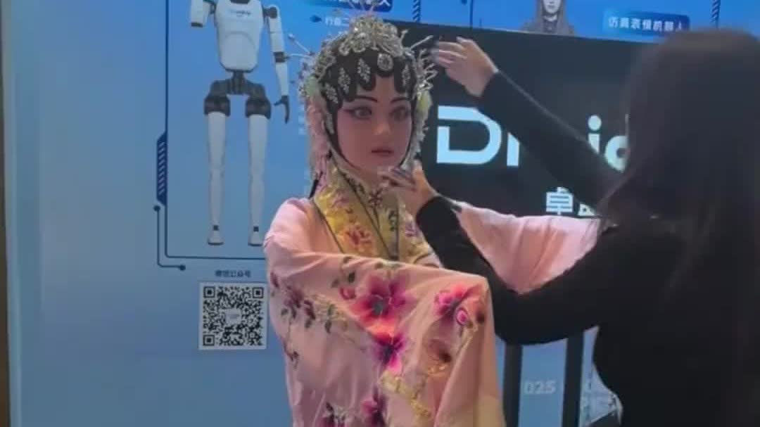 OMG | Humanoid robot performs Kunqu Opera in Shanghai