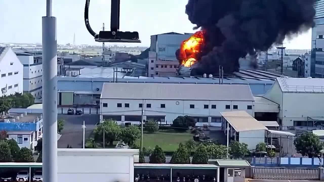 （有片）高雄大發工業區火警　黑煙席捲半空