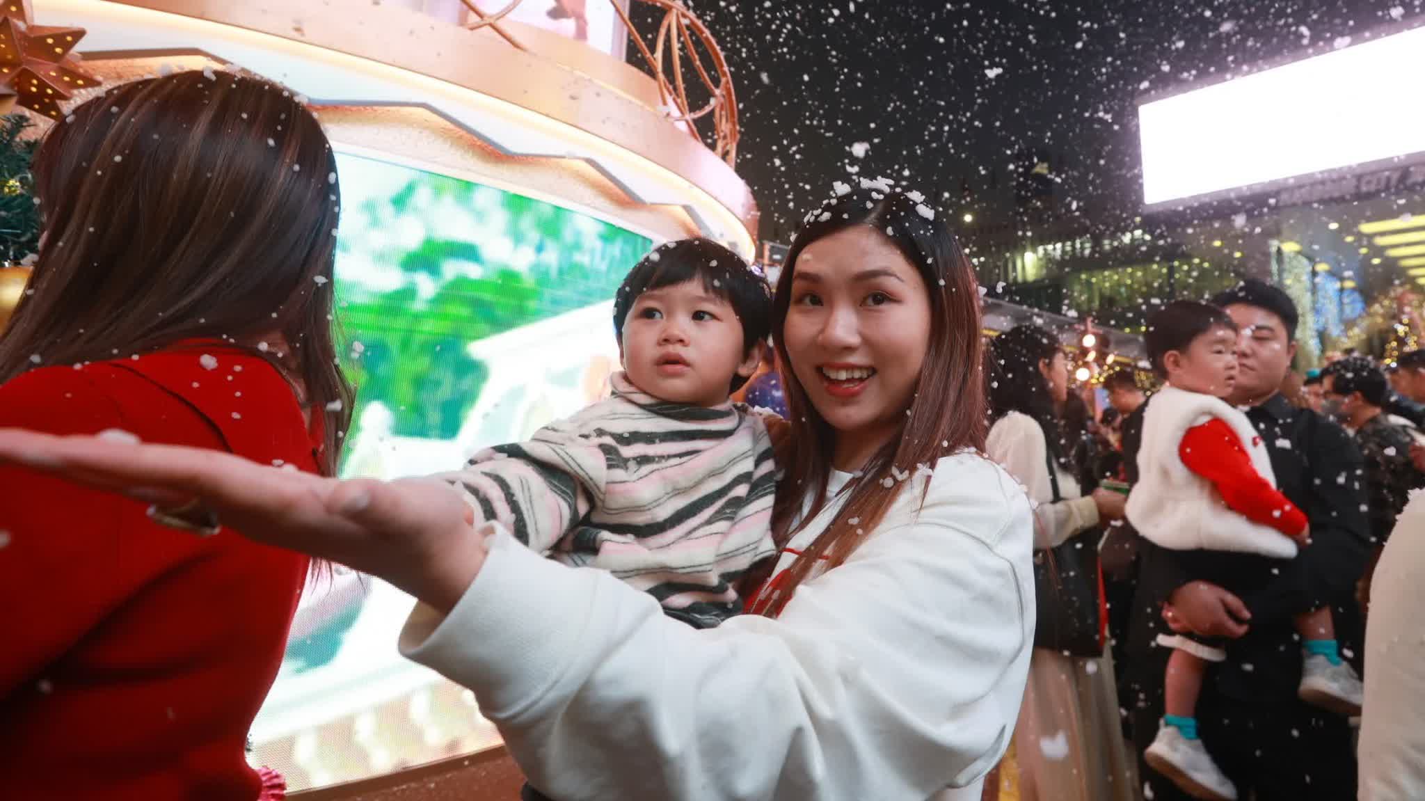 （多圖）平安夜燈飾繽紛偶有「飄雪」　市民打卡影靚相