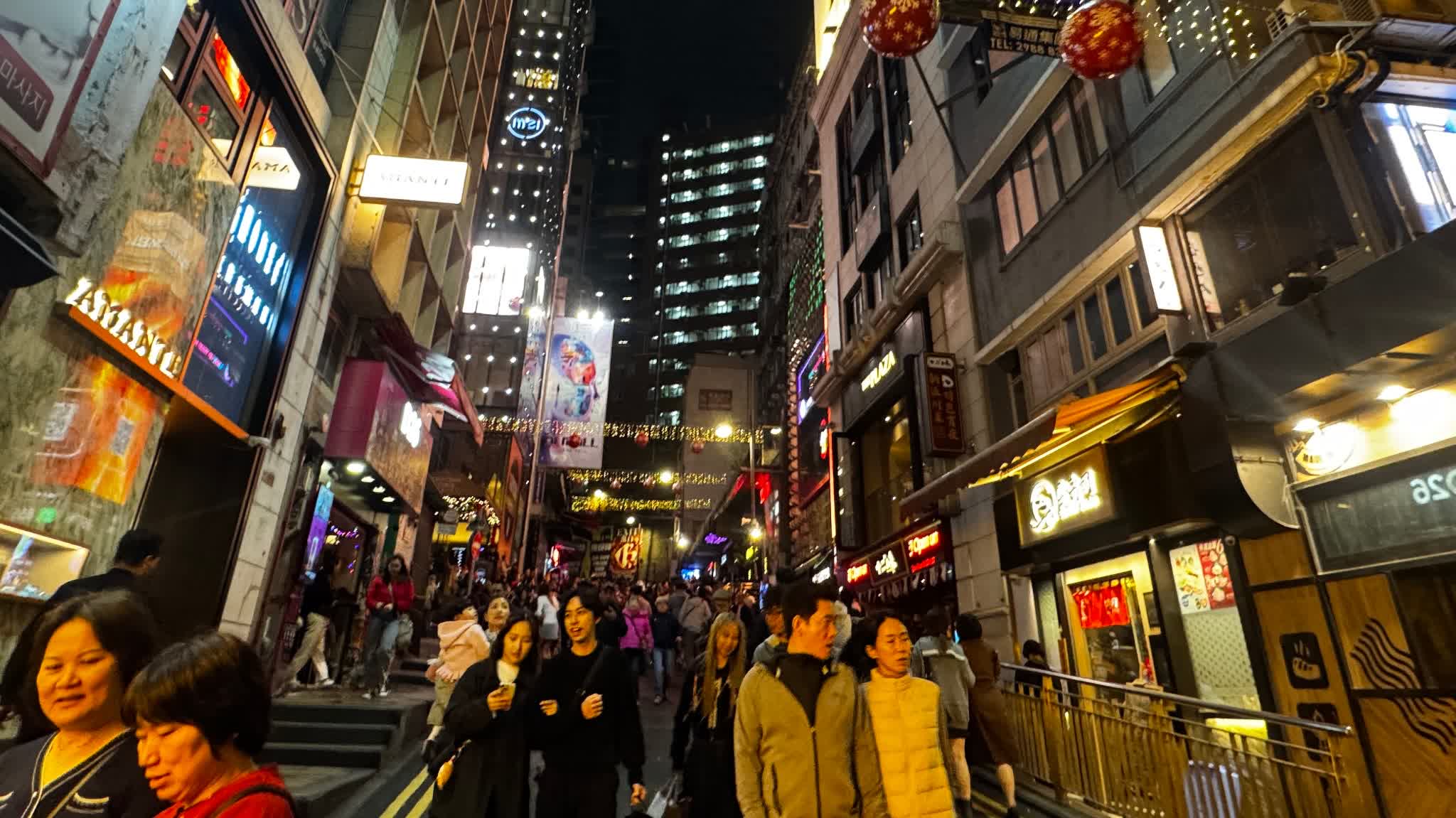Photos | Lan Kwai Fong filled with festive cheer, bars and restaurants nearly fully booked