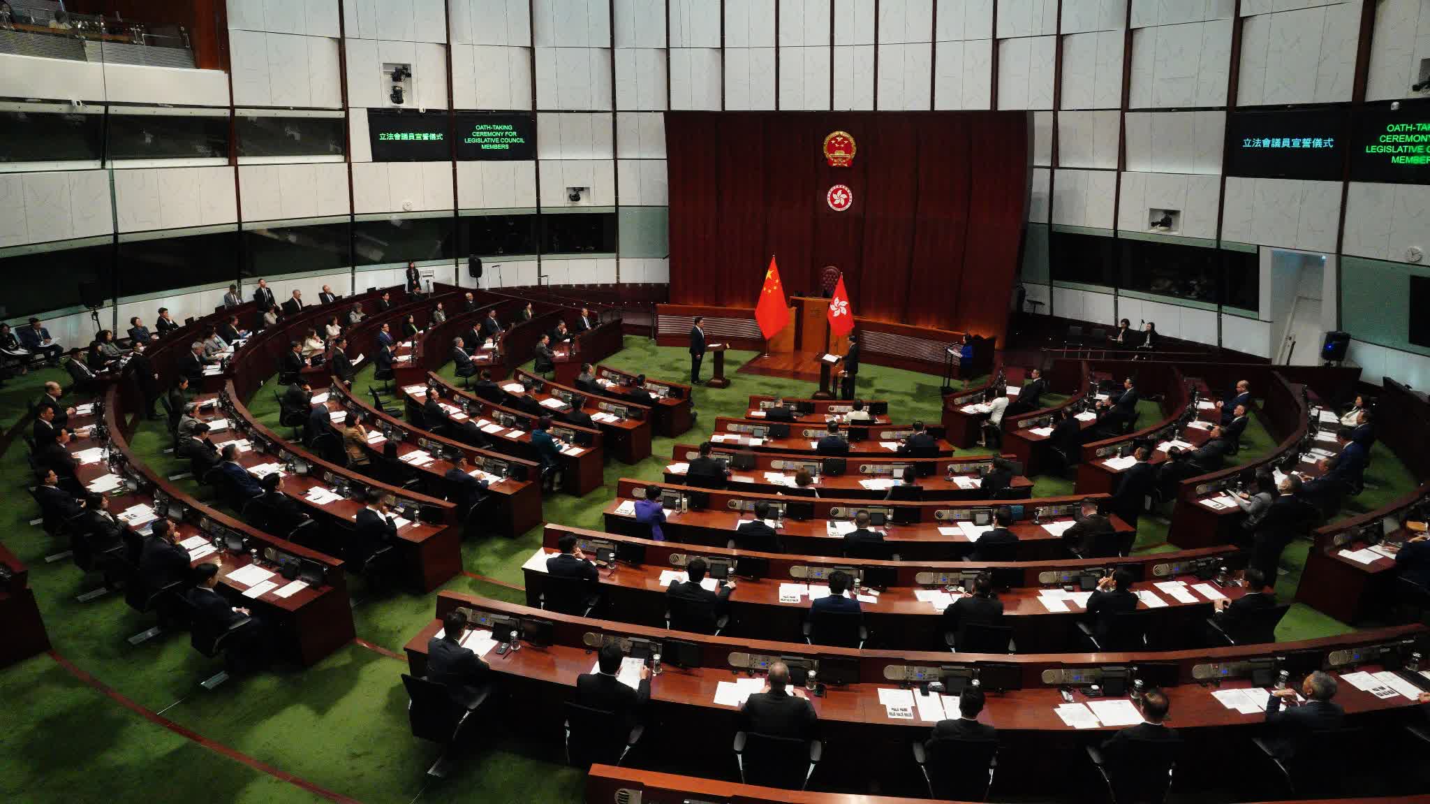 Minor interruption during LegCo oath-taking: Junius Ho forgets lines and repeats oath