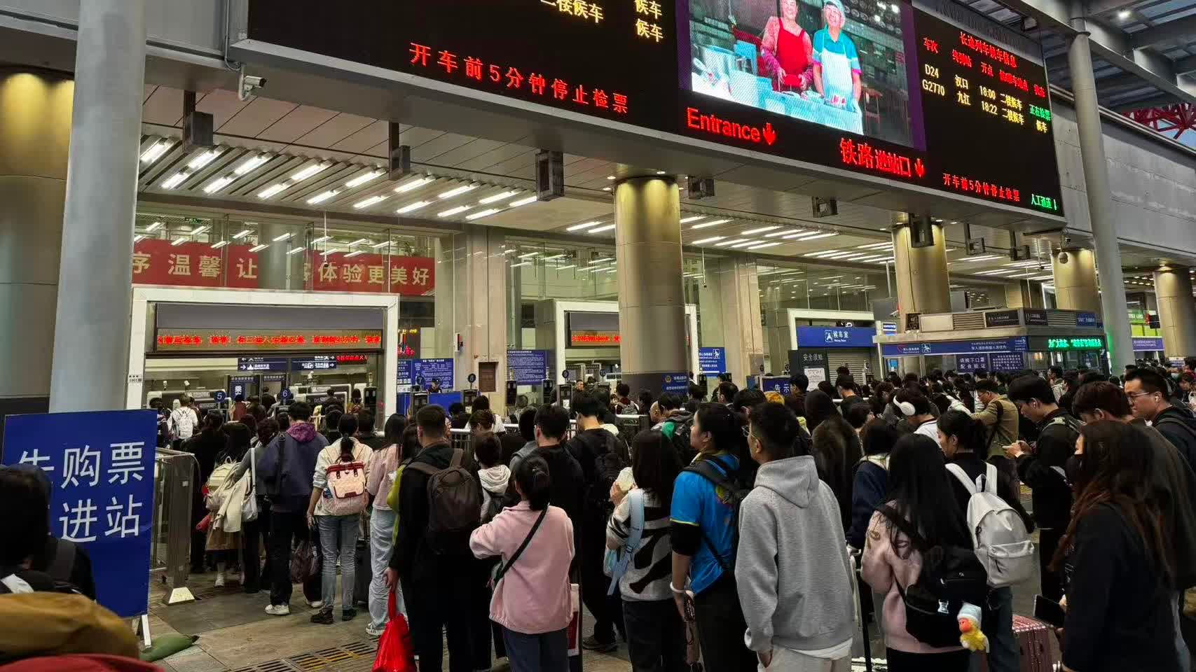 China's railways see New Year holiday return passenger flow peak