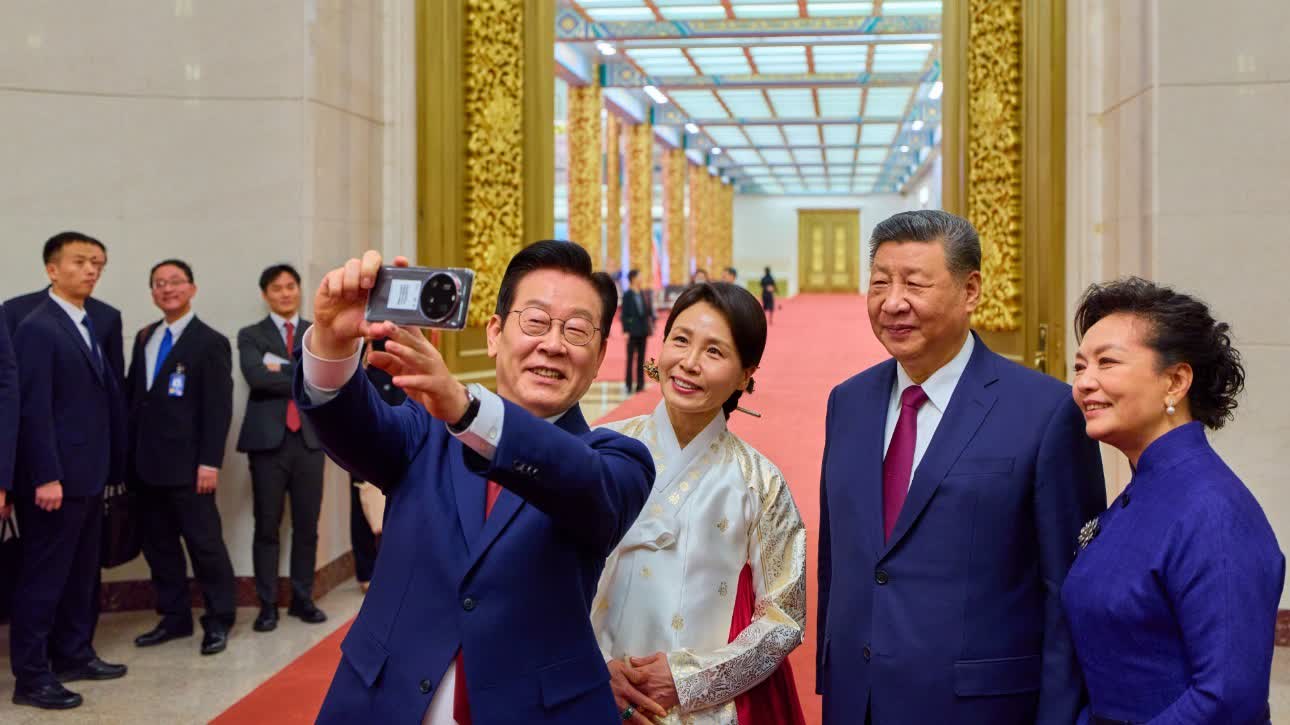 Lee Jae-myung takes selfie with Xi at the Great Hall of the People using Xiaomi phone