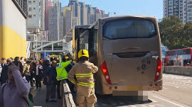 （有片）黃大仙龍翔道旅遊巴及巴士相撞　至少9傷　3人清醒送院