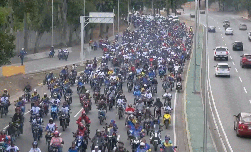 （有片）「把我們的總統送回來！」　委內瑞拉首都現車隊遊行