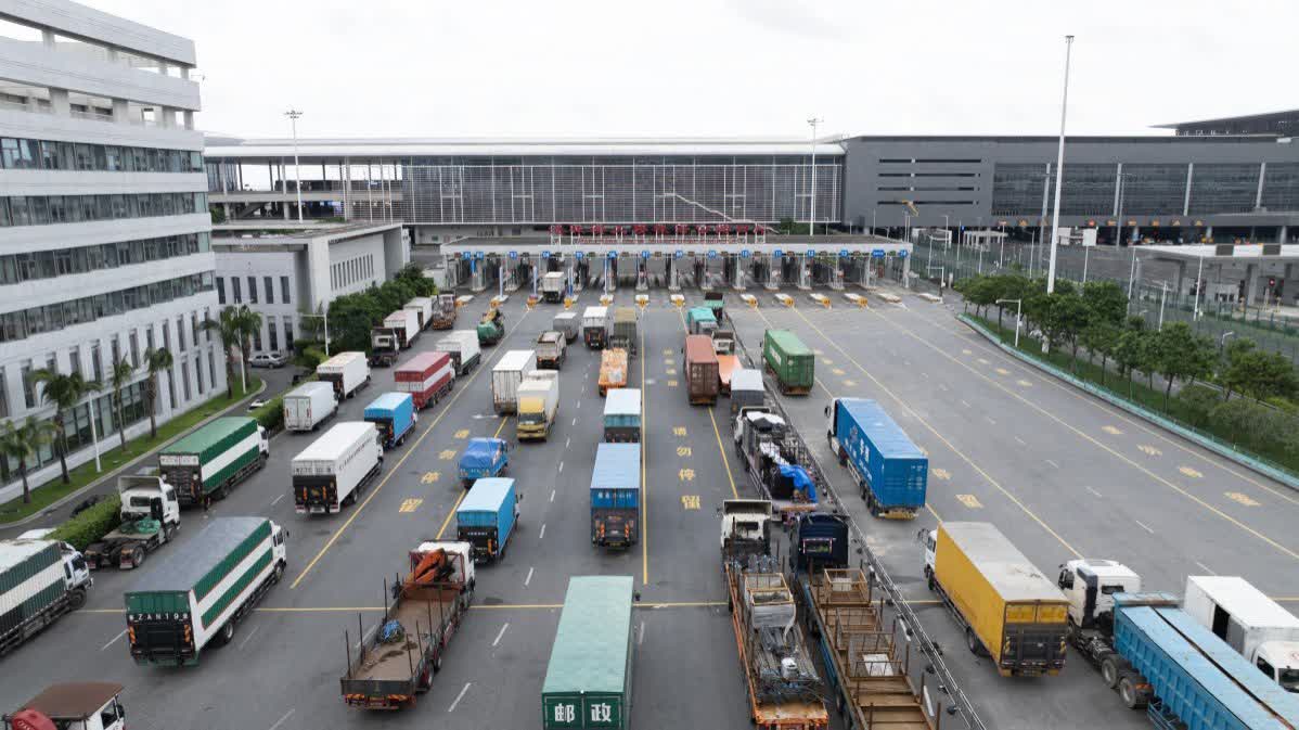 Zhuhai Port of HZMB sees import and export value exceed RMB 300 bn, growing over 40% year-on-year