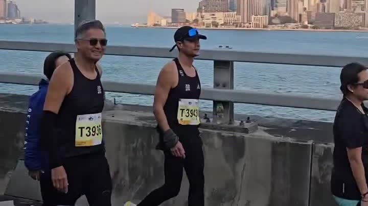 (Watch This) HK Marathon | Star-studded lineup competes: Chow Yun-fat captured while running 10K