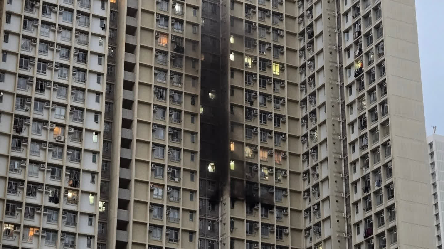 Watch This | Fire erupts in Kwai Chung's Shek Yam Estate, forcing evacuation of 50 residents