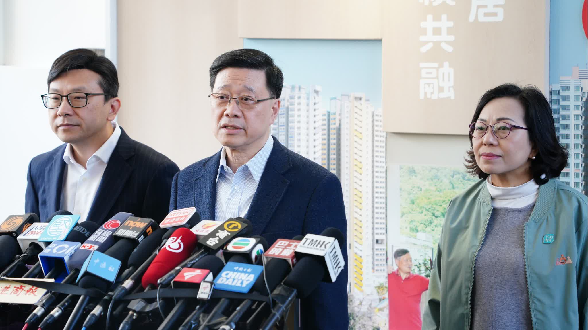 （有片）宏福苑善後｜年前探望居民　李家超要求工作組過年不停工續擬定安置方案