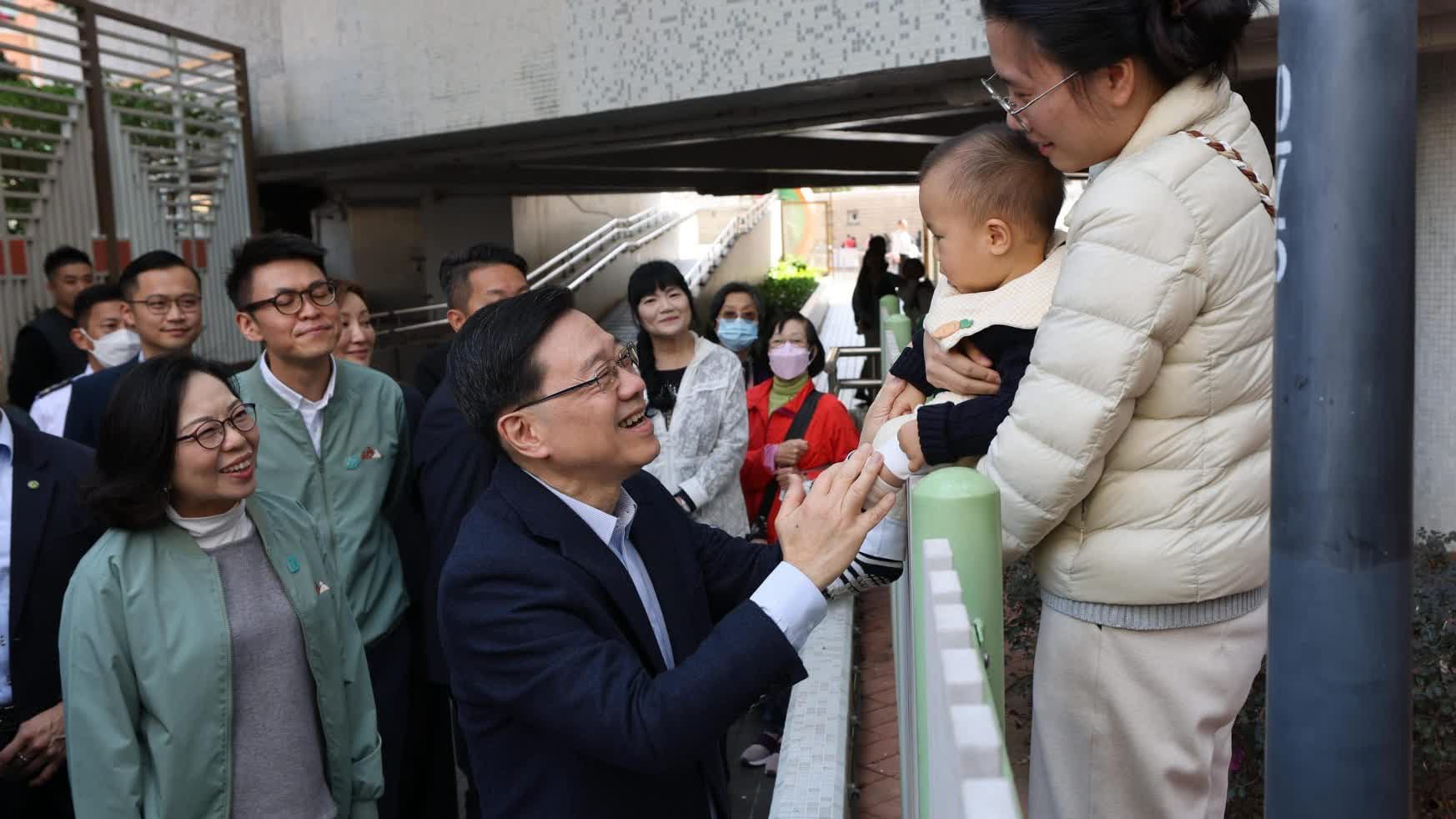 （有片+多圖）歲晚落區｜李家超：短期內公布宏福苑長遠安置方案細節　正研究應對人口老化挑戰