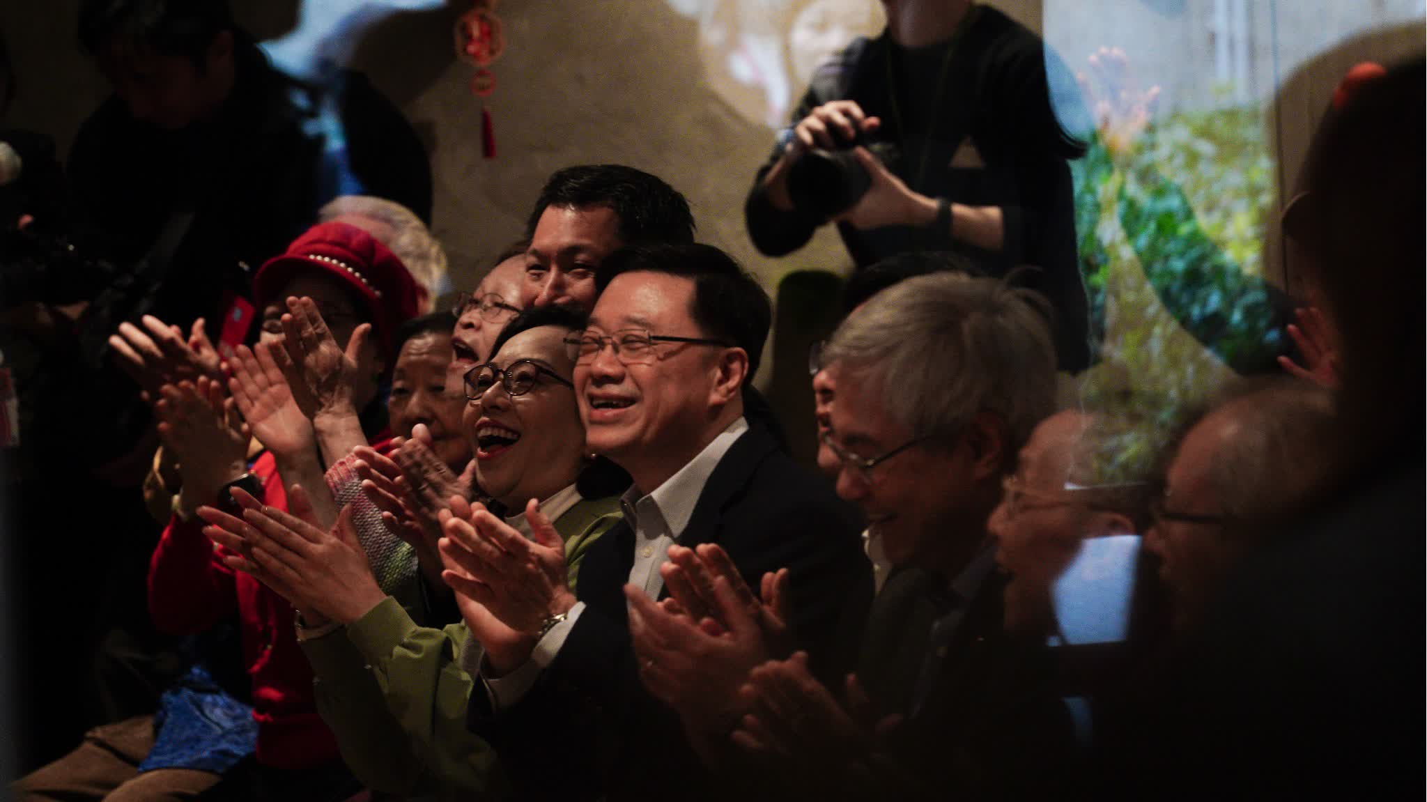 Photos | John Lee joins elderly in singing 'Ying Chun Hua': Residents call it 'surprise' and 'touching'