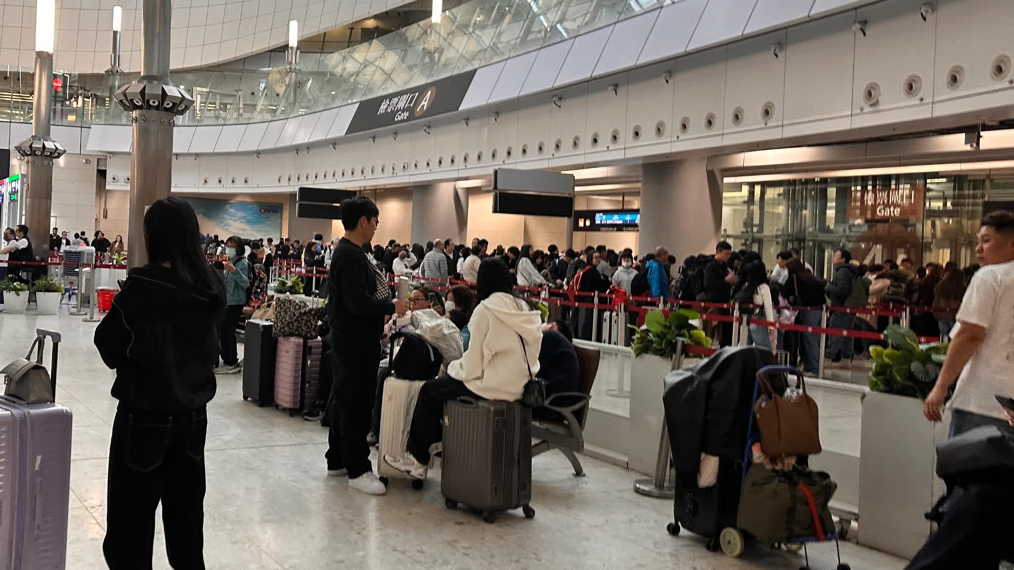 Watch This | West Kowloon Station overcrowded, 30-min wait for ticket check
