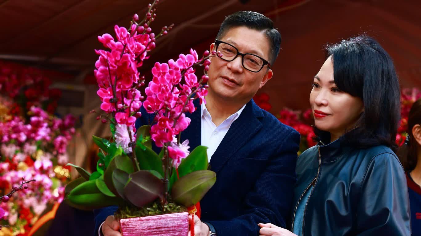 Security chief Chris Tang visits Lunar New Year Fairs, gifts flowers to wife on Valentine's Day