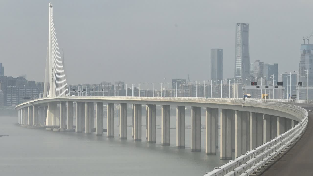 17 Injured in Shenzhen Bay Bridge coach crash