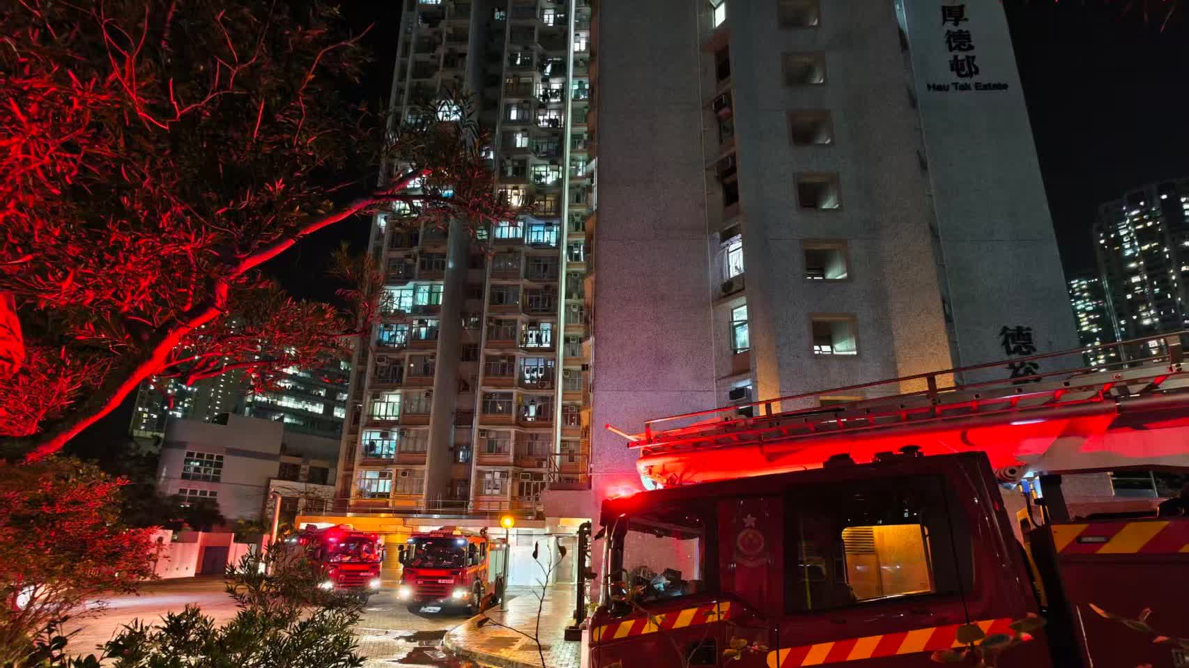（有片+多圖）將軍澳厚德邨單位失火　逾百人疏散