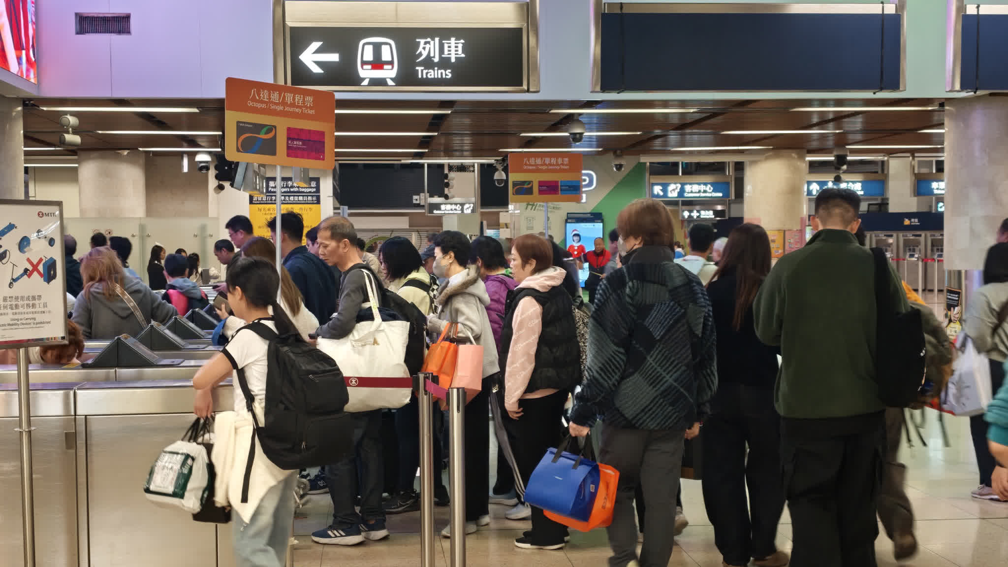 截至晚9時逾102萬人次出入境　17萬內地客錯峰訪港