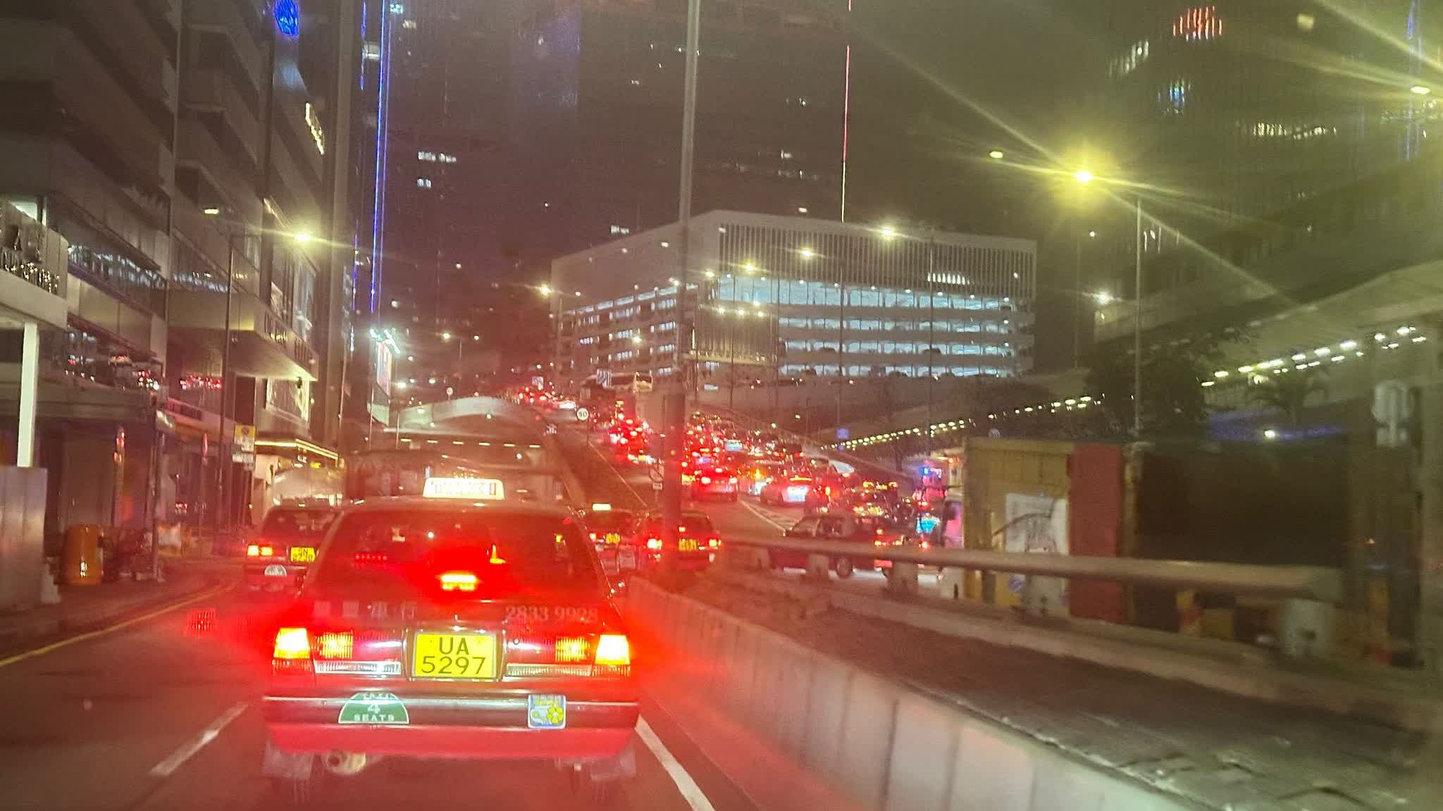 （有片）干諾道西天橋的士私家車相撞　5人受傷