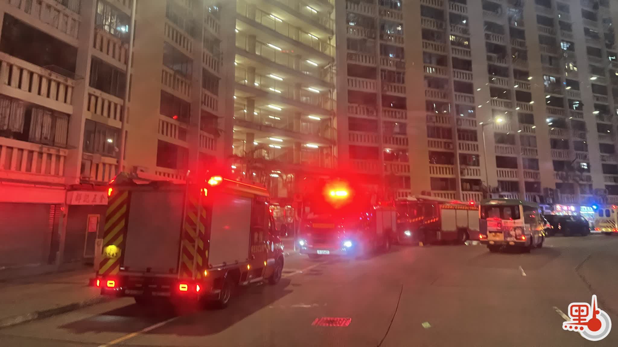 （有片）香港仔華富邨單位起火　有老翁疑吸入濃煙不適