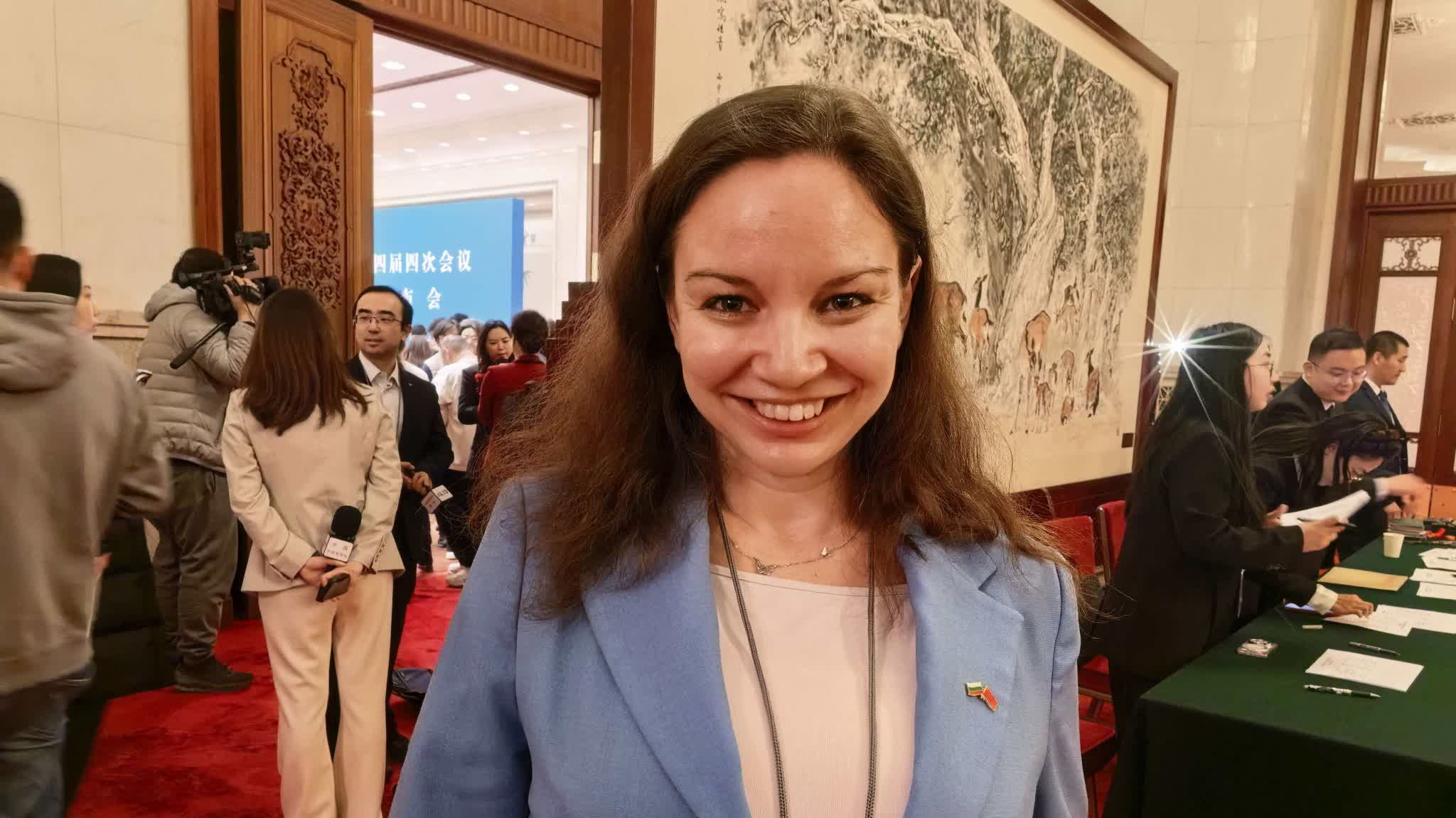 Two Sessions 2026 | Bulgarian journalist: China's development is remarkable, look forward to Two Sessions charting new blueprint