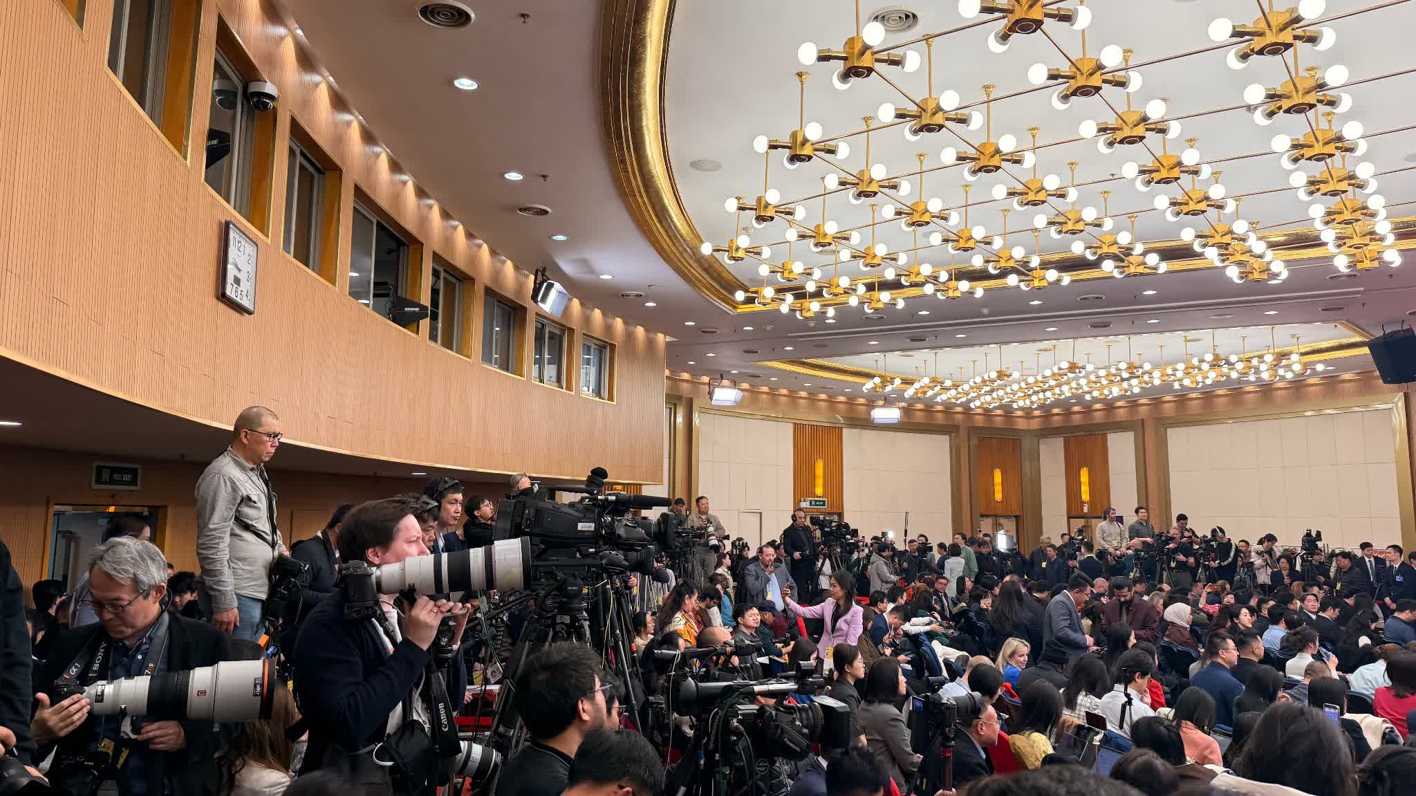 Two Sessions 2026 | Spotlight on China's foreign policy: Surge of 'foreign faces' at media center