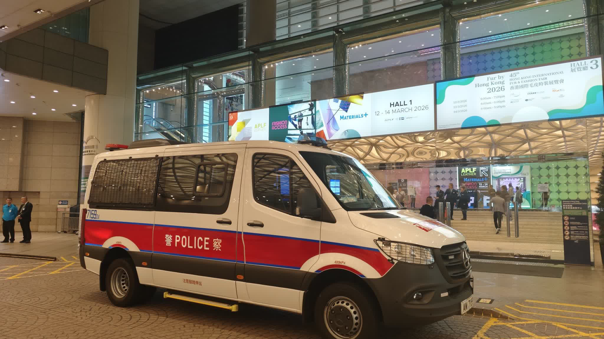 Watch This | Suspected jewelry theft at HKCEC, police investigating