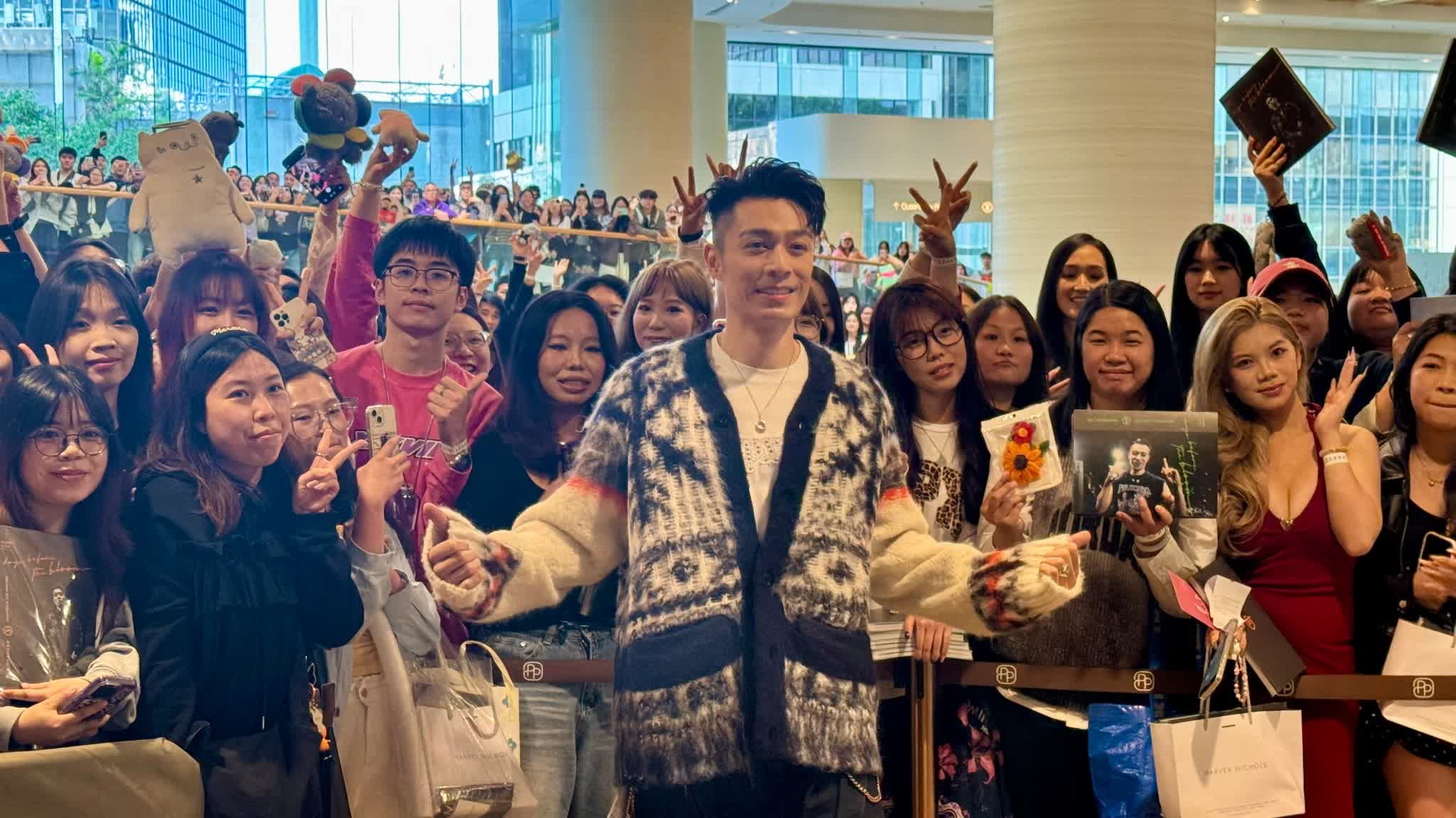 (Photos) Pakho Chau's photo book signing event sparks fans' excitement: Reprint to feature surprise postcards like 'blind box'
