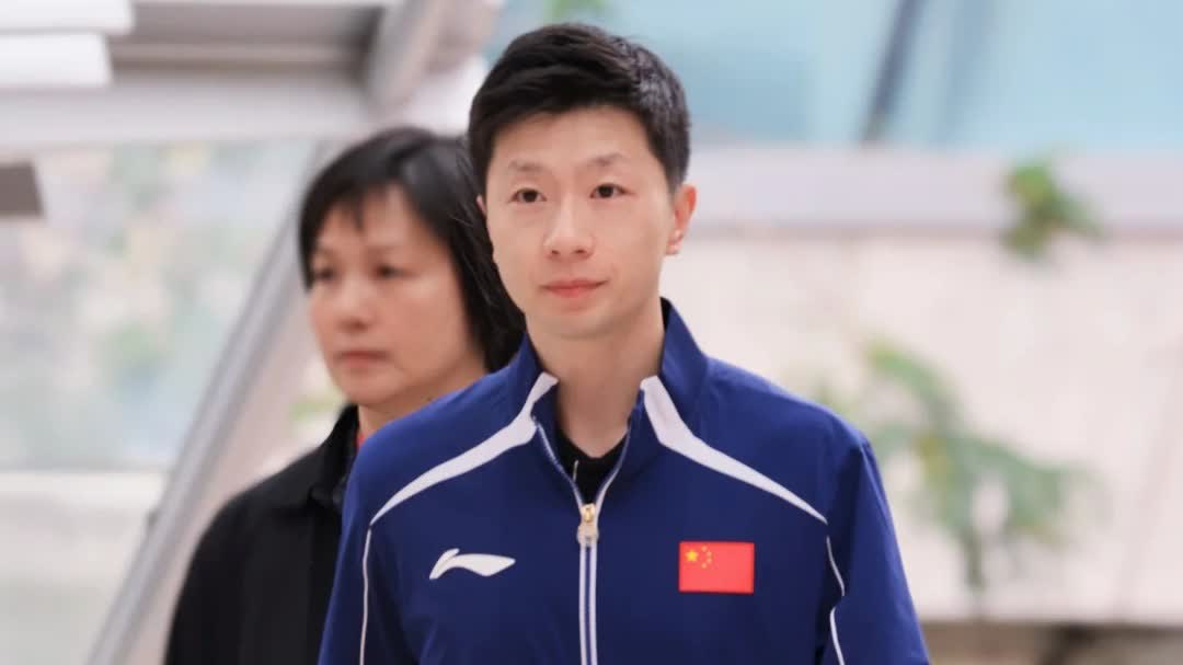 (Photos) Ma Long in blue tracksuit sparks crowd at PolyU campus