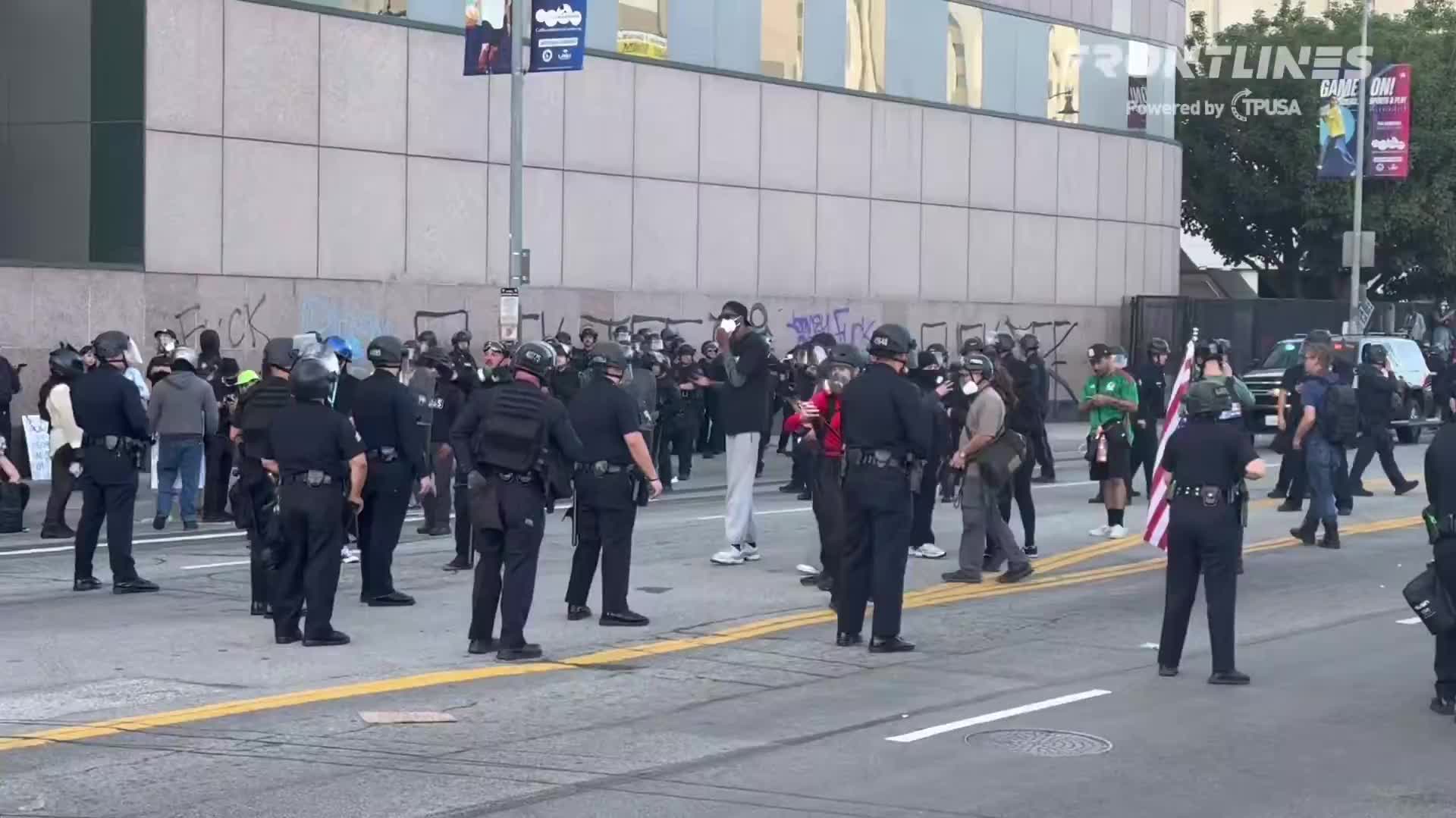 Thousands 'surround' Los Angeles federal building: Two arrested