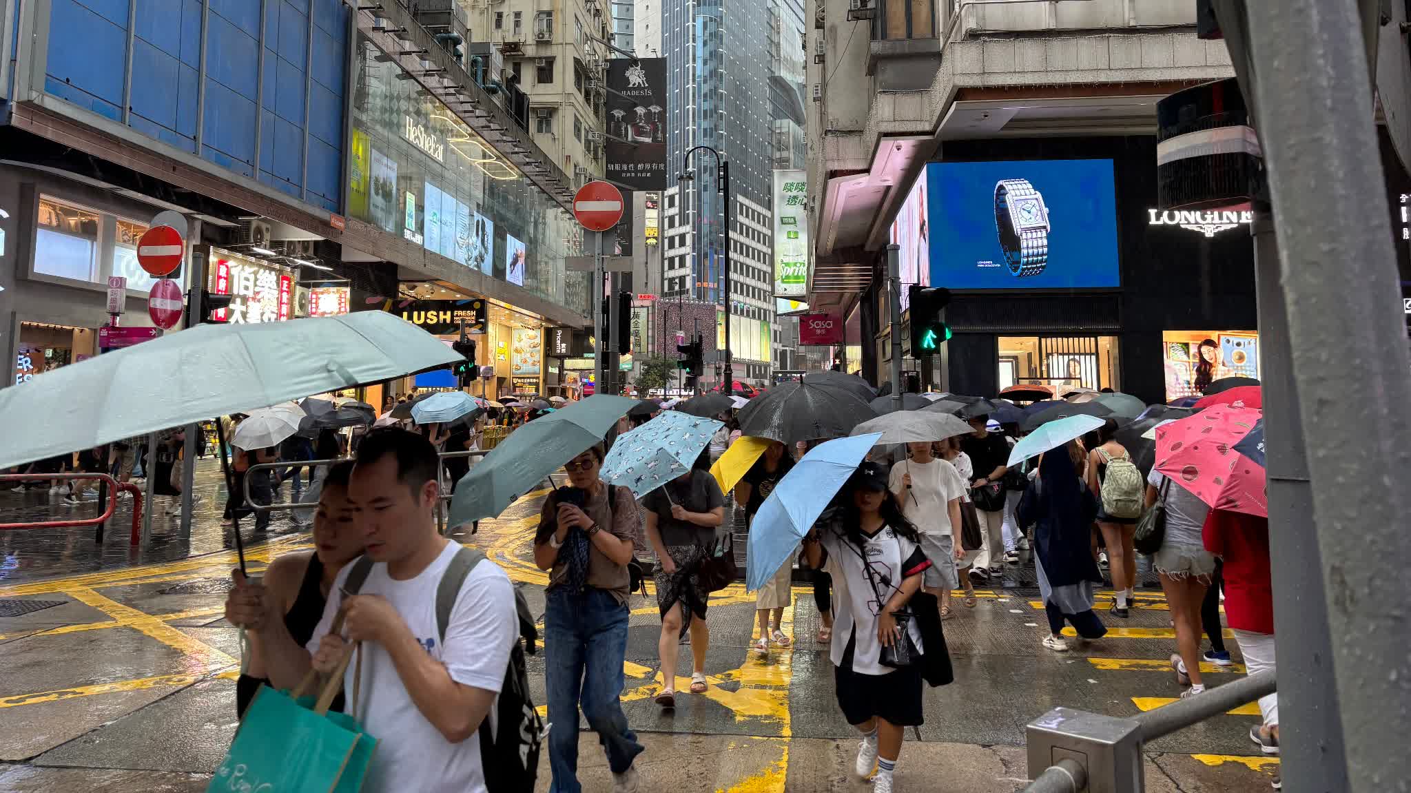 HKO issues warning for strong winds, thunder and heavy showers