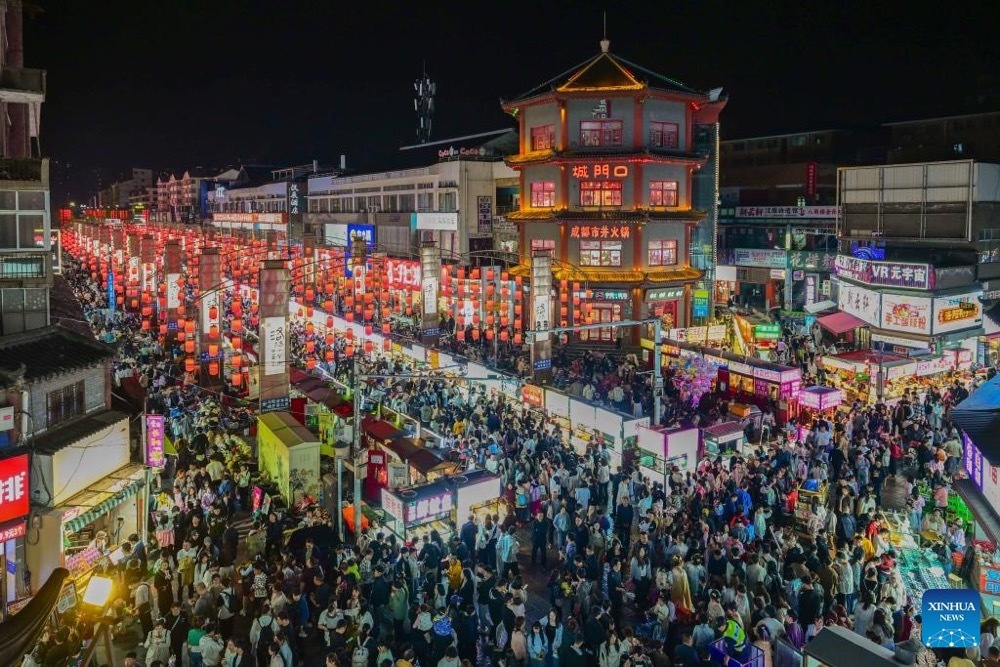 Tourists visit a night fair in a commercial street during the Qingming Festival holiday in Luoyang City, central China's Henan Province, April 4, 2026. (Xinhua)
