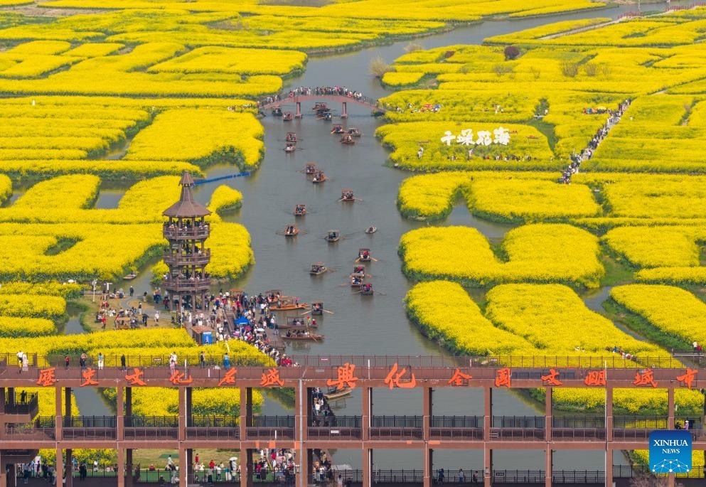 An aerial drone photo taken on April 4, 2026 shows tourists viewing flowers at a scenic area during the Qingming Festival holiday in Xinghua City, east China's Jiangsu Province. (Xinhua)