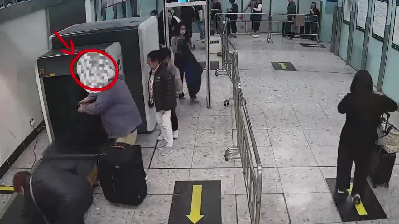 Watch This | Foreign tourist checked at West Kowloon Station, found large quantities of ancient coins and fossilized relics in luggage