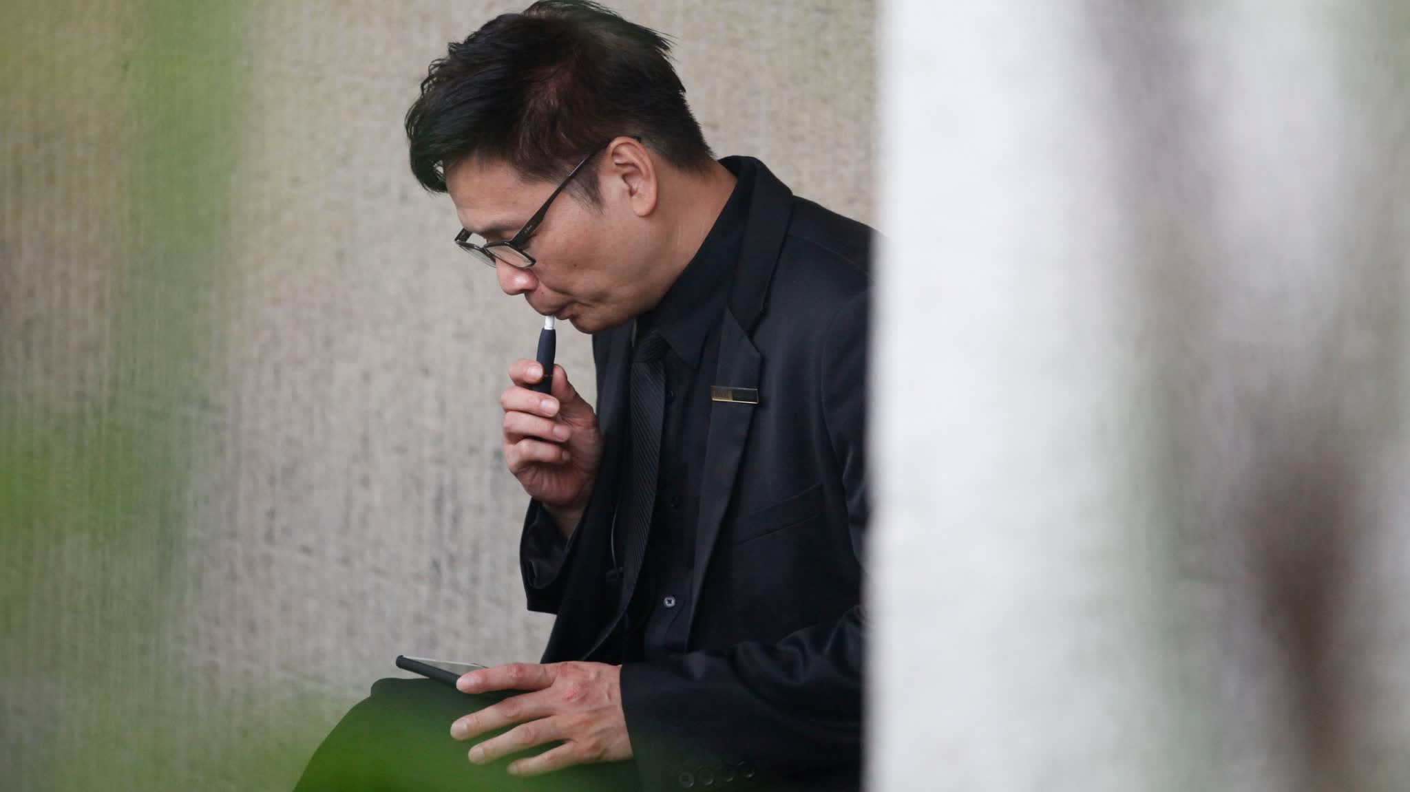 HK to ban public possession of alternative smoking products