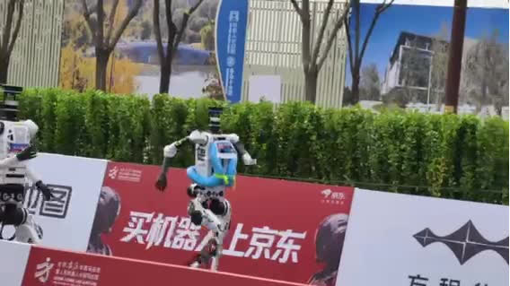 Watch This | 50 minutes and 26 seconds! Champion crowned at 2026 Beijing E-Town humanoid robot half marathon