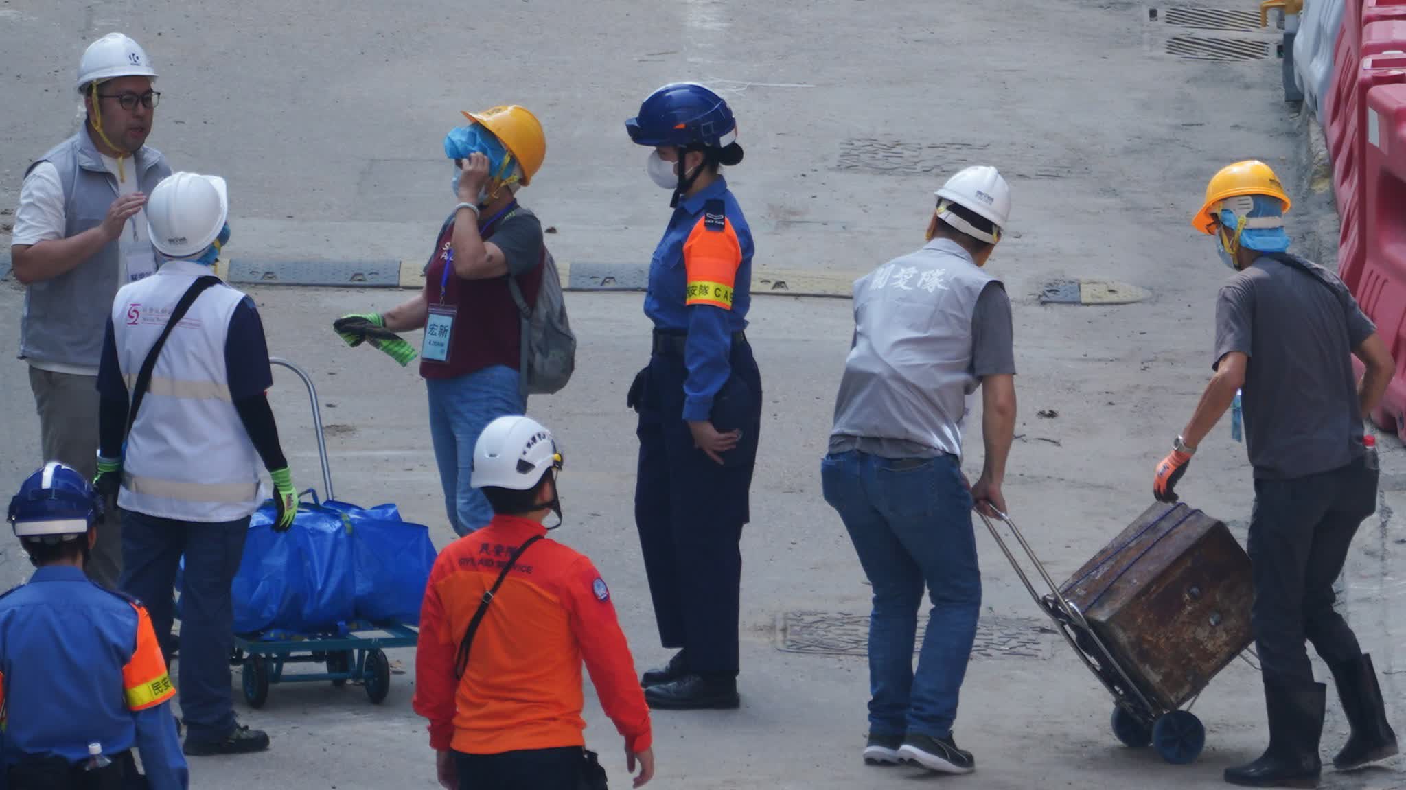 (Photos) Fire Aftermath | Wang Sun House: Residents hope to recover precious photos after first day of going upstairs to clear and search