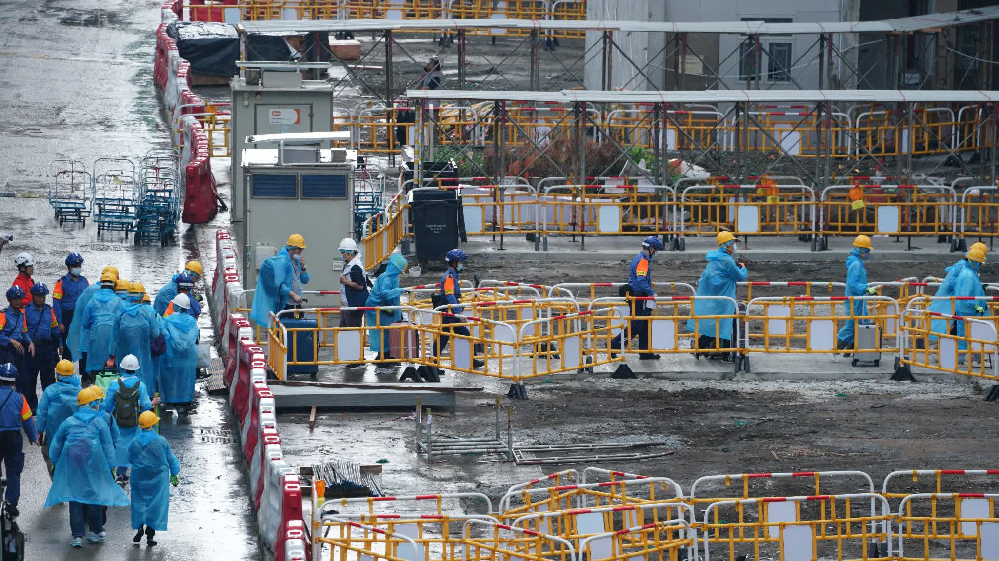 (Photos) Fire Aftermath | Thunderstorm warning in force: Govt staff, care team members assist residents regardless of weather