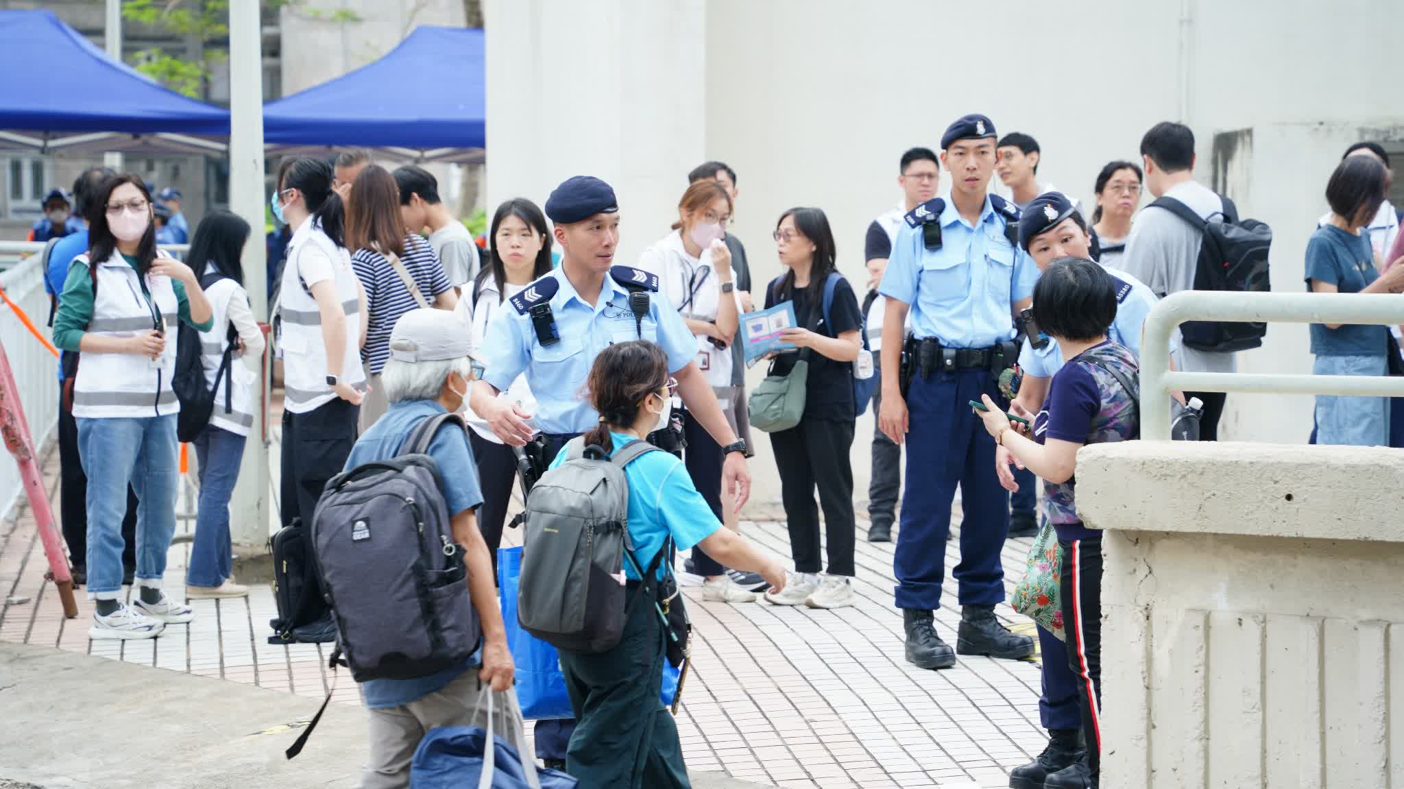 (Photos) Fire Aftermath | Residents of Wang Cheong and Wang Yan return to collect belongings: Well-managed crowd flow keeps scene orderly