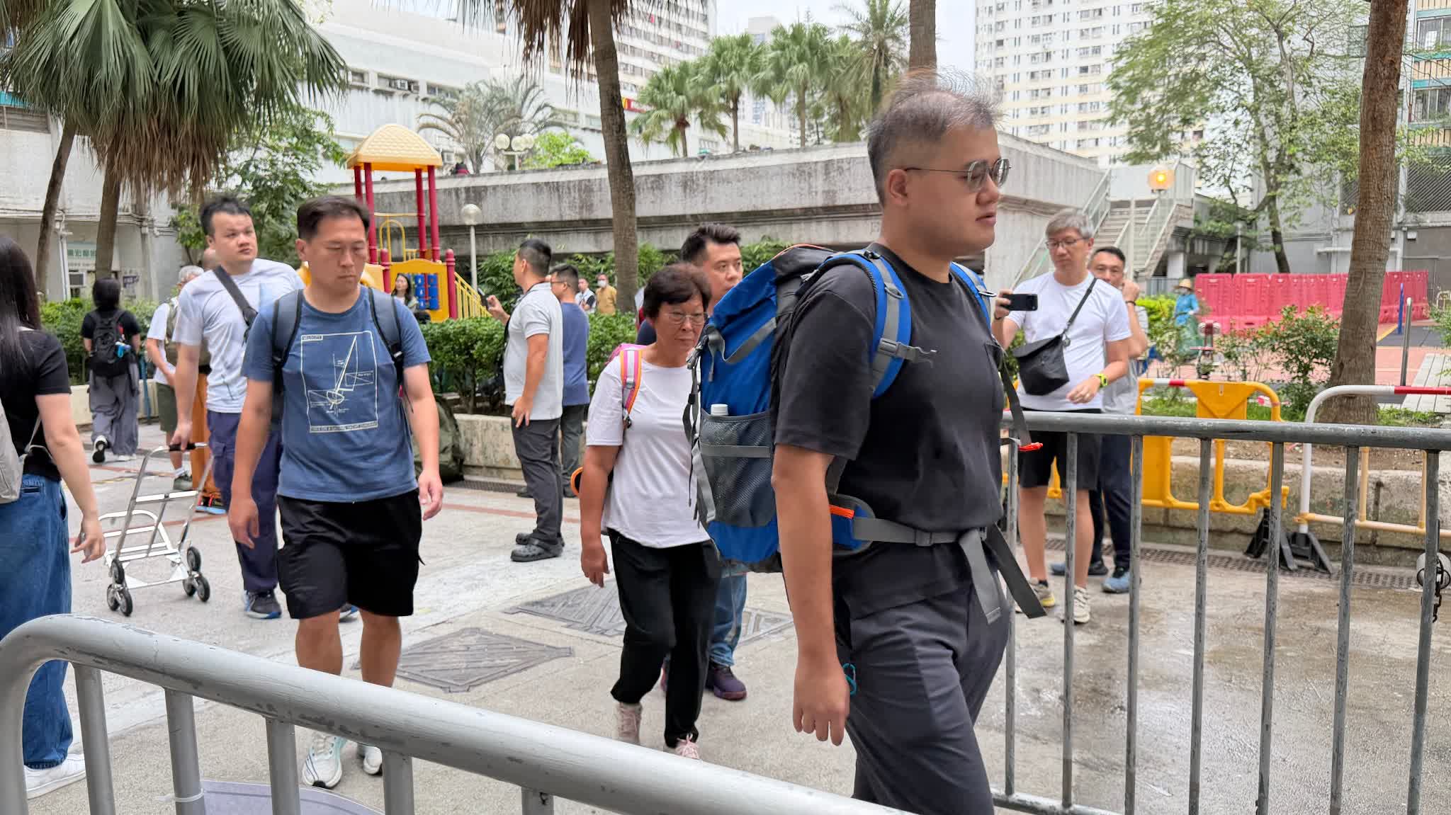 Fire Aftermath | Friends lend hands to retrieve belongings: long-time resident hopes to salvage childhood mementos