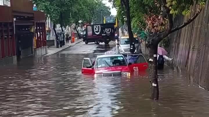 Taxi trapped in floodwaters in Shau Kei Wan: Driver climbs out to await rescue, passengers wade to safety