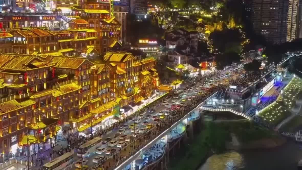 Watch This | Foreign tourists enjoy safe, convenient travel in China's Chongqing