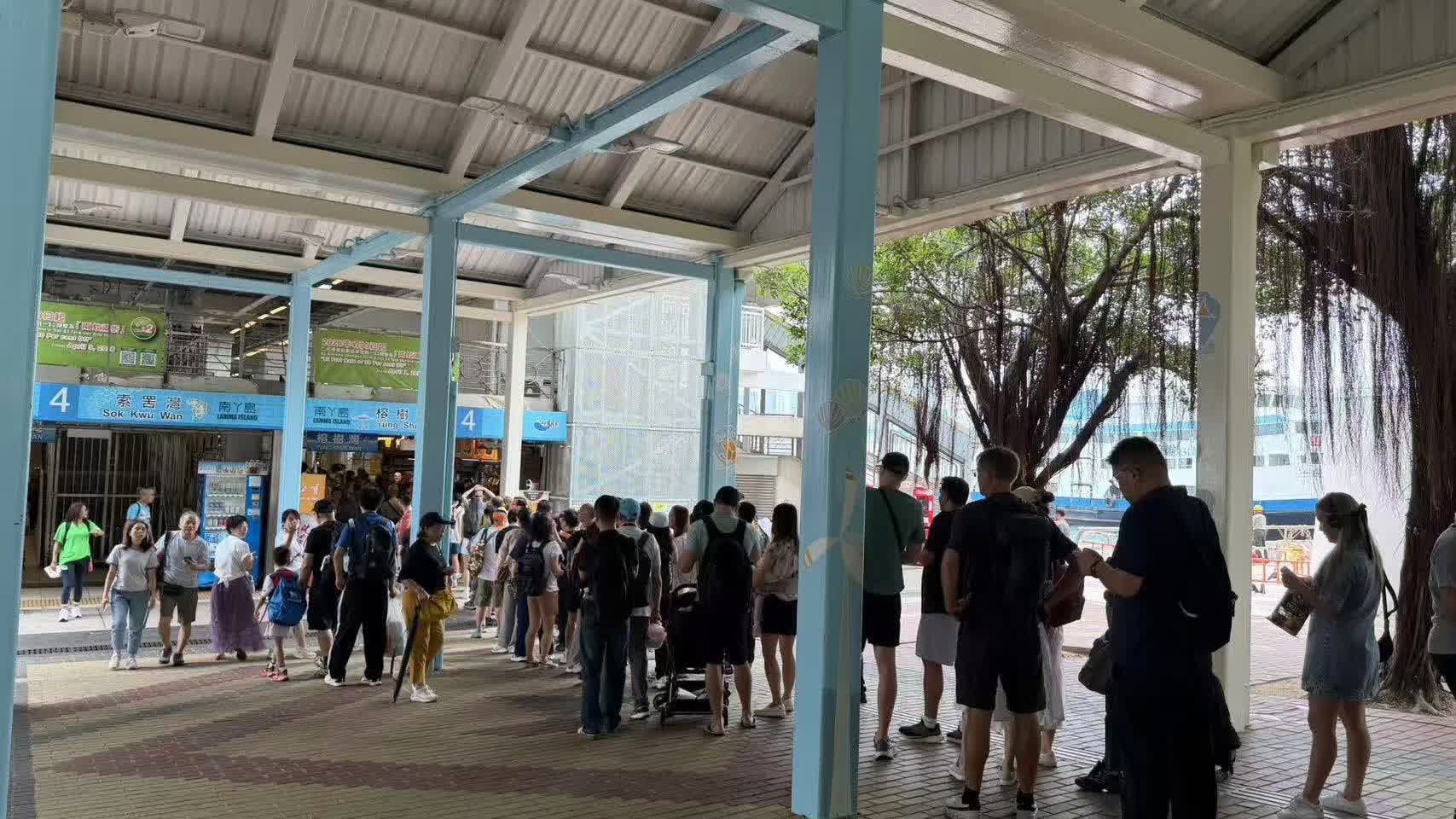 Over 710,000 mainland visitors arrive in HK during May Day Holiday